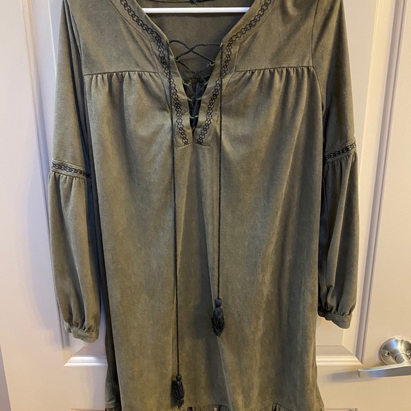 Dresses - Picture 3 of 4